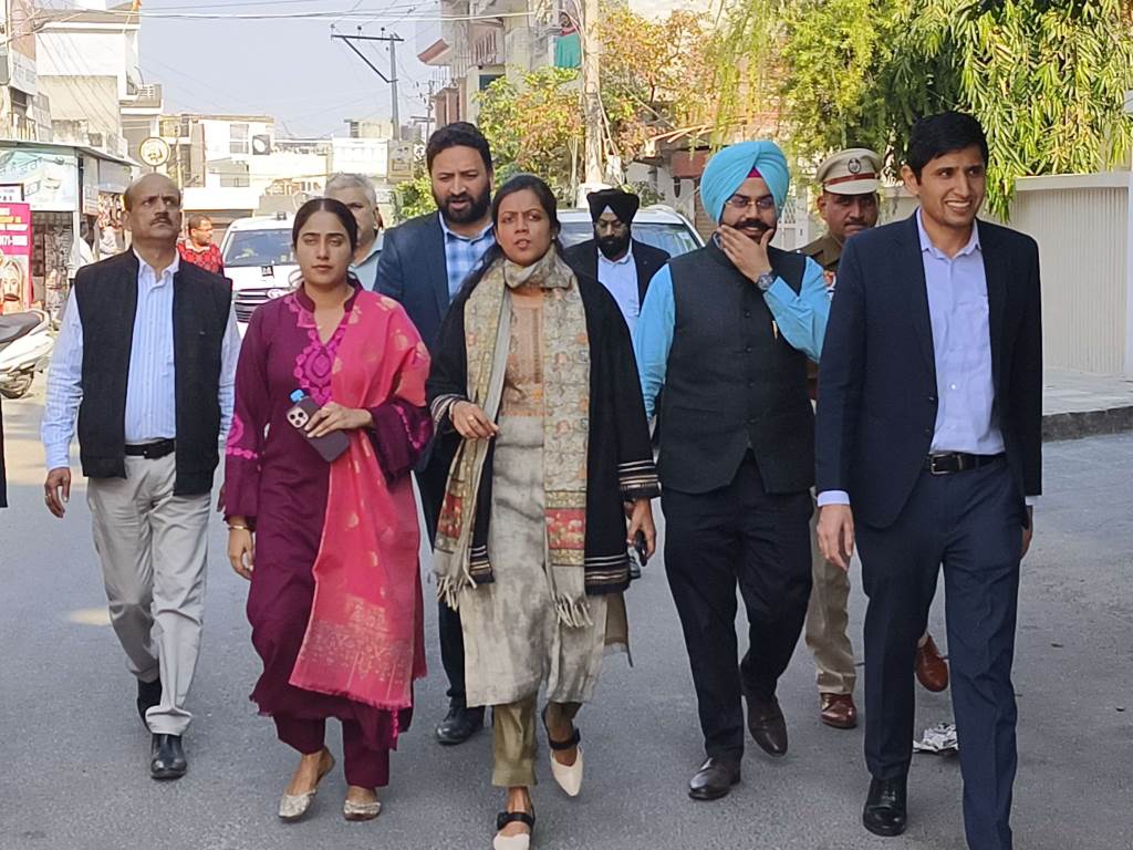 डिप्टी कमिश्नर आशिका जैन ने अधिकारियों के साथ नगर कीर्तन रुट का किया विस्तृत निरीक्षण